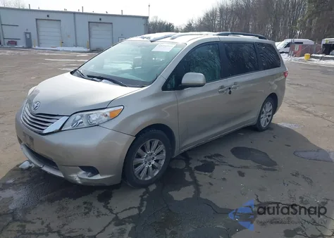 2015 Toyota Sienna Le 7 Passenger z USA, uszkodzony, nr VIN 5TDJK3DC3FS119753